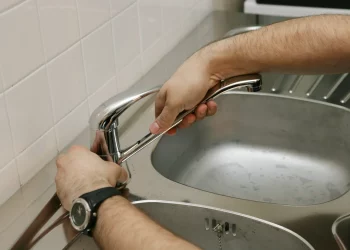 remplacement installation d'un robinet sur évier de cuisine double bacs inox