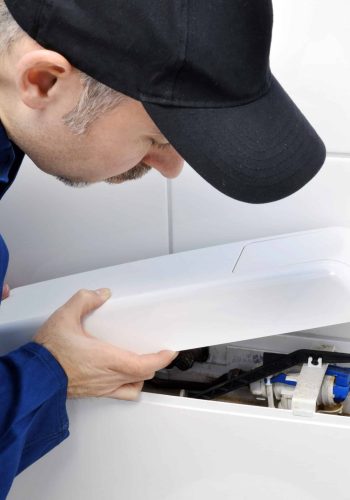 Sanitär-Installateur repariert WC-Spülkasten